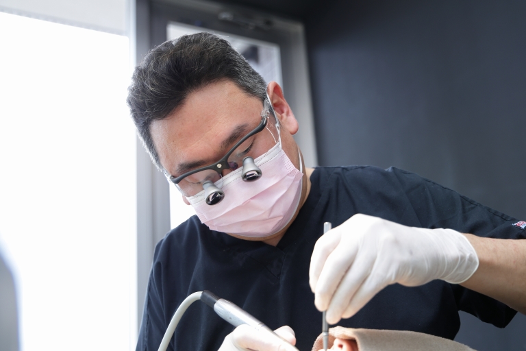 拡大鏡を使用した治療